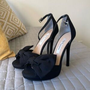 Nina New York black bowtie heels 6.5